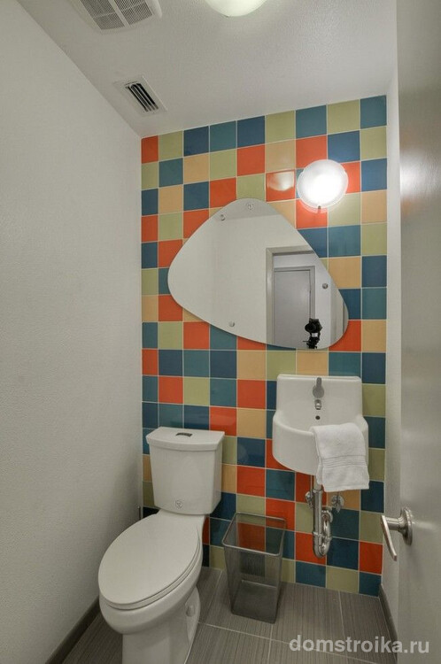 Квадратная разноцветная плитка на стене туалета
