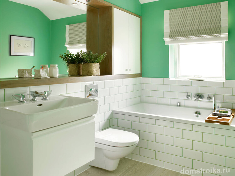 Яркий интерьер ванной комнаты, совмещенной с туалетом