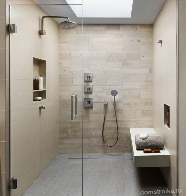 В большой ванной можно установить два душа - съемный с держателем на уровне пояса и встроенный в стену
