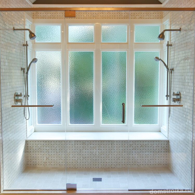 Душевые лейки с креплением к стене и съемные механизмы позволяют комфортно принимать душ
