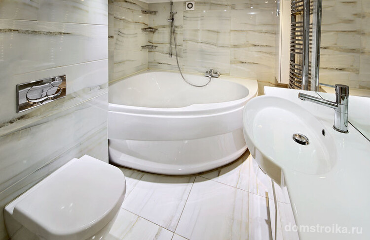 Угловая акриловая ванна прекрасно впишется в дизайн маленькой ванной комнаты