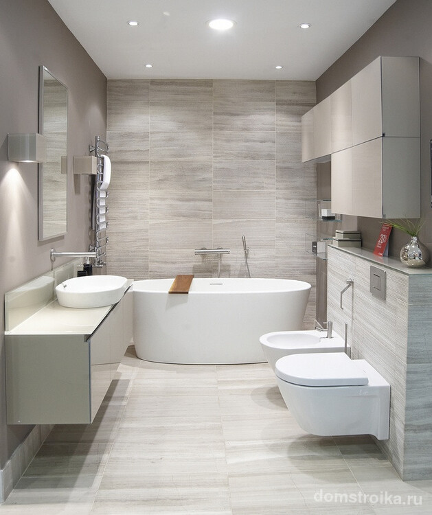 Красивая керамическая ванна в интерьере современной ванной комнаты