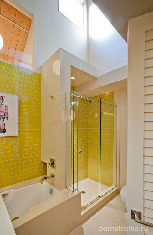 Солнечный теплый дизайн маленькой ванной комнаты в частном доме