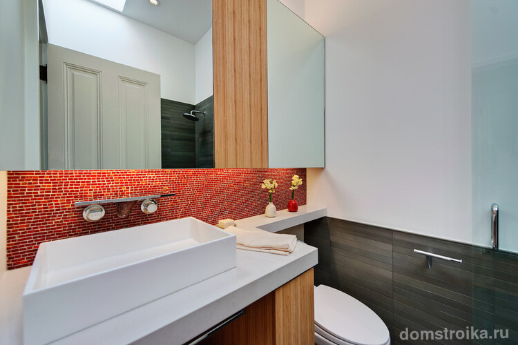 Красная мозаика в оформлении фартука ванной комнаты