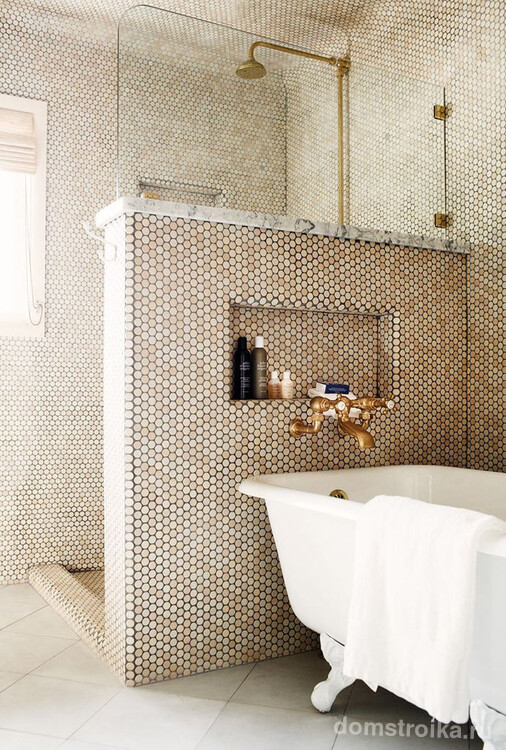 Комната в золотистой мозаике с невысокой перегородкой между ванной и душевойв "золотой" мозаике с разделительной стеной между ванной и душевой