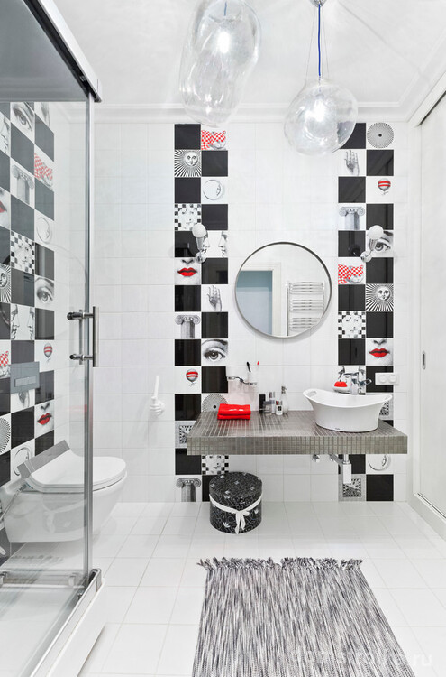 Дизайн маленькой ванной комнаты в черном цвете с красными акцентами