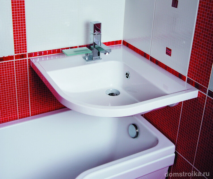 Если ваша ванная комната маленьких размеров, то раковину можно расположить над ванной