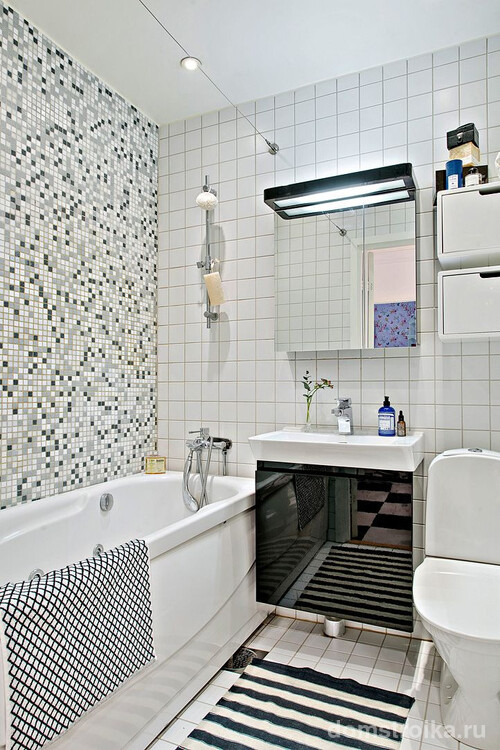 Мозаика в оформлении интерьера ванной комнаты белого цвета