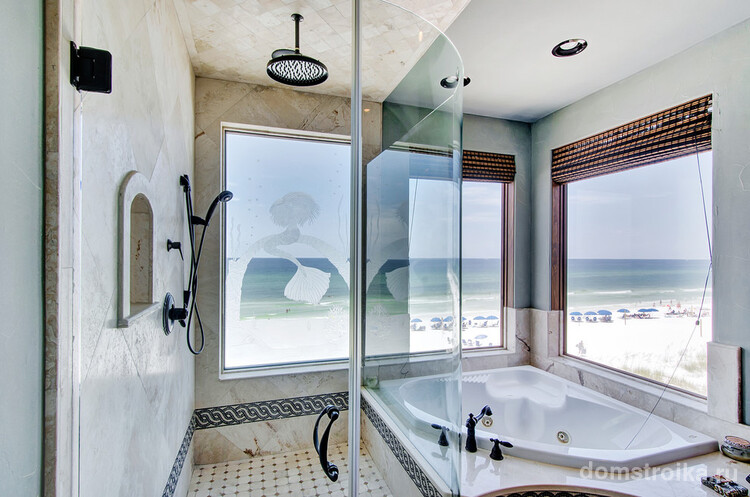 Интерьер ванной комнаты с окнами в дневное время будет наполнен ярким солнечным светом