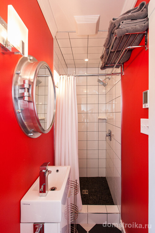 Красный цвет в оформлении дизайна узкой ванной комнаты
