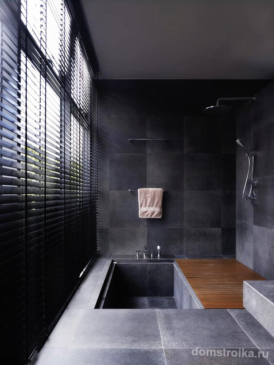 Прием экономии пространства, позволяющий совместить в небольшом помещении и ванну, и душ