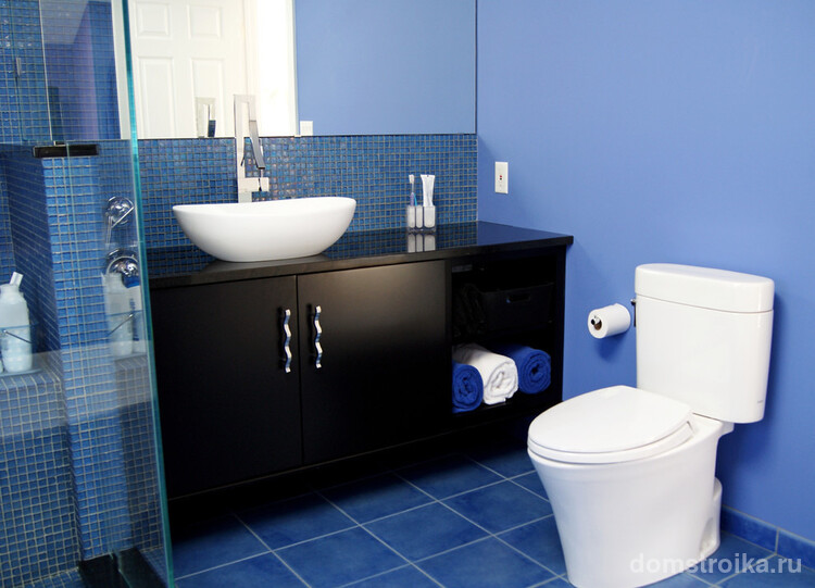 Синяя ванная комната: небольшая синяя ванная с темным мебельным гарнитуром и белоснежной сантехникой