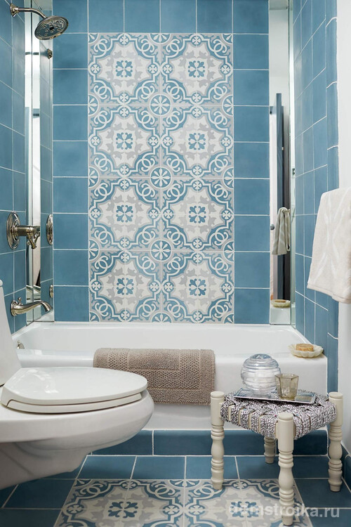 Компактная синяя ванная со вставками орнаментальной плитки
