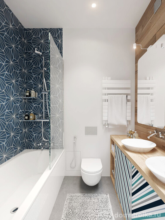 Синяя ванная с оригинальными узорами и орнаментами, которые поддерживают настроение комнаты