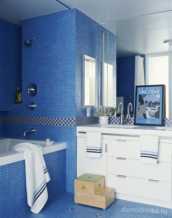 Светлая ванная в синих тонах с белым мебельным гарнитуром