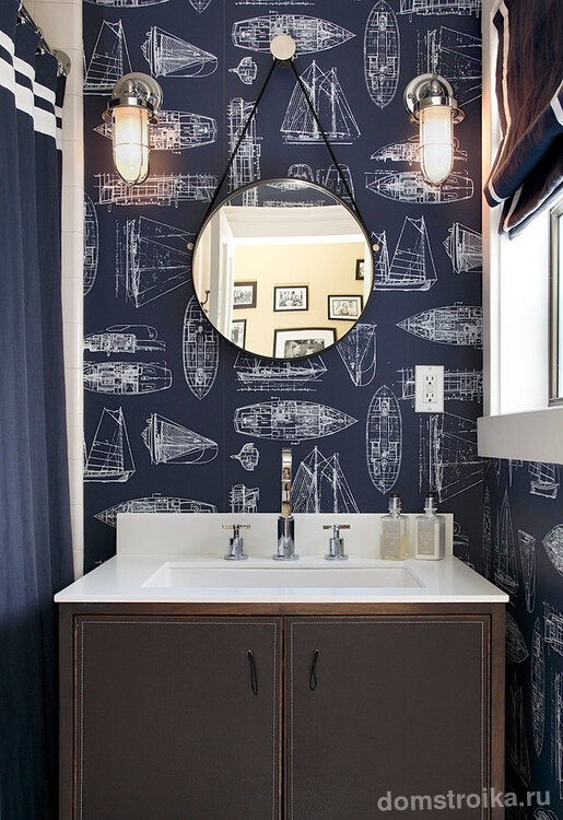 Отличным вариантом решения дополнительного освещения для ванной в темных синих тонах станут бра по обе стороны зеркала для максимального удобства