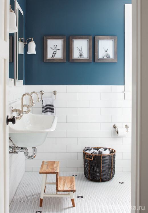 Синяя ванная с акцентами на деревянных элементах мебели и декора