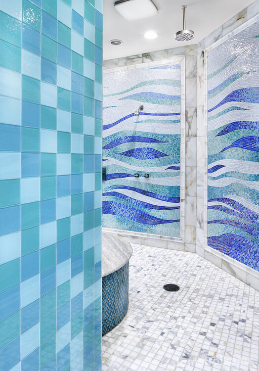 Необычная мозаичная плитка в синей ванне