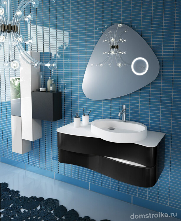 Необычное решение для раковины в современной ванной комнате в синих тонах