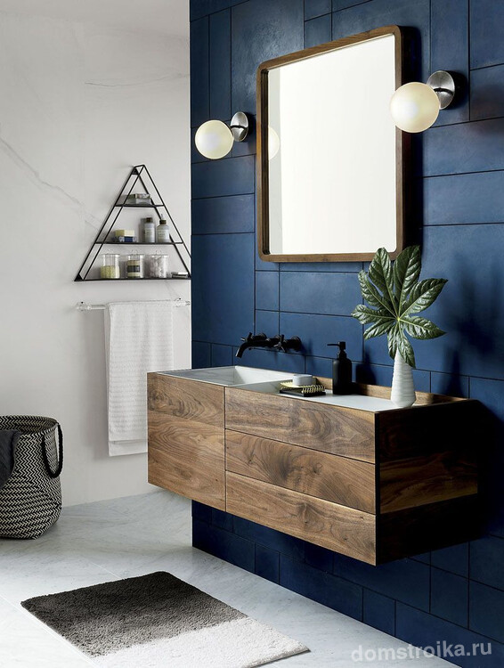Очень свежая ванная с приятным сочетанием глубокого синего с натуральным деревом