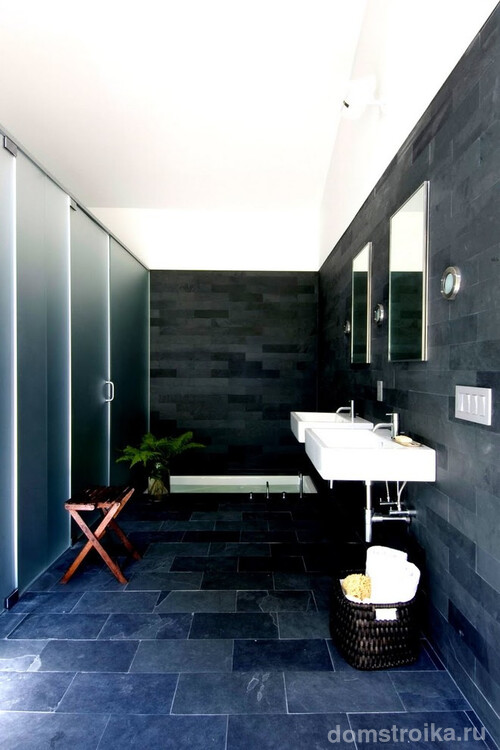 Смелое решение для ванной комнаты с темно-синих тонах с белоснежным потолком