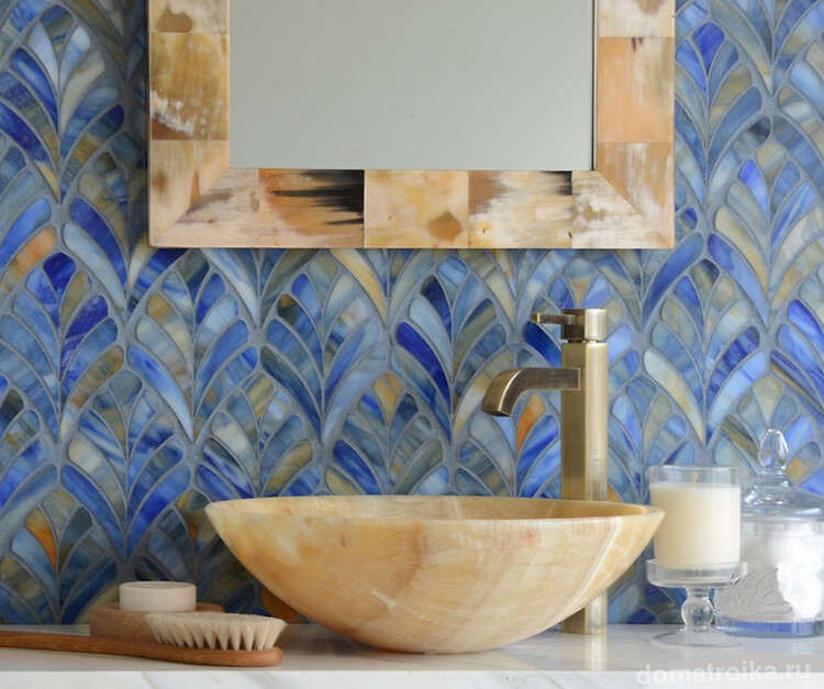 Очень гармоничное сочетание охры и синих оттенков в интерьере ванной комнаты