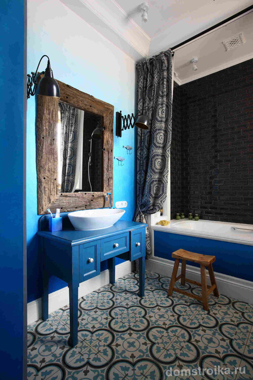 Сказочная синяя ванная с орнаментальной плиткой и винтажными элементами мебели