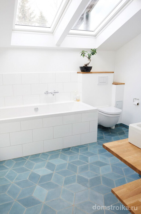 Просторная ванная в минималистическом духе с геометрической плиткой в пастелных синих тонах