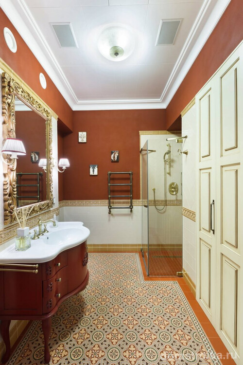 Терракотовый цвет в дизайне ванной комнаты смотрится очень интересно