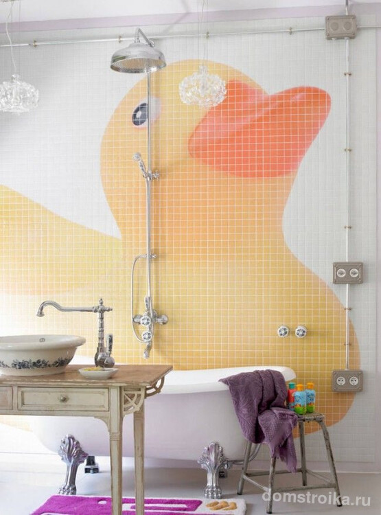 Яркий рисунок на панно из плитки в ванной