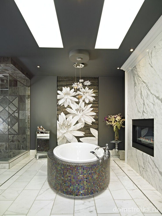 Большое панно с цветами в современной ванной в серых тонах