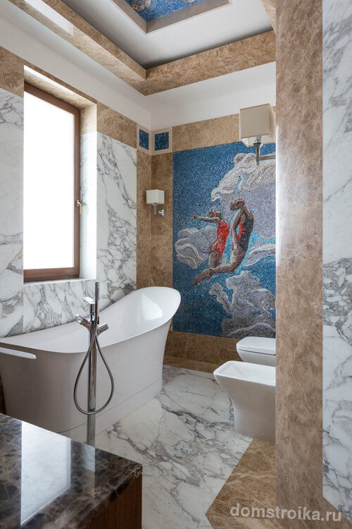 Большое яркое панно из мозаики в современной ванной комнате