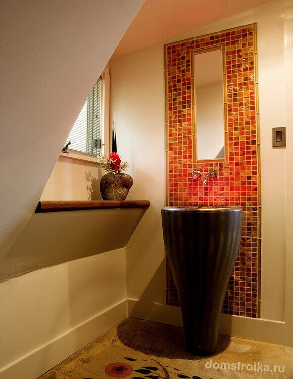 Узкое-панно-мозаика выделяет зону умывальника в ванной