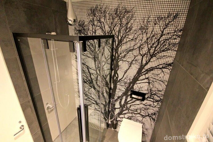 Панно-мозаика с изображением дерева в ванной комнате