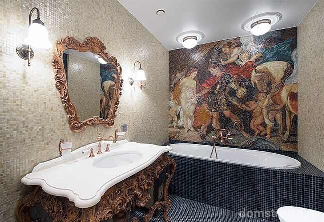 Шикарное панно-мозаика в ванной классического стиля
