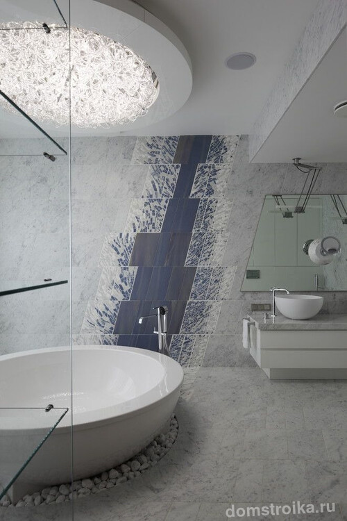 Необычное панно из плитки с абстрактным диагональным рисунком в стильной современной ванной