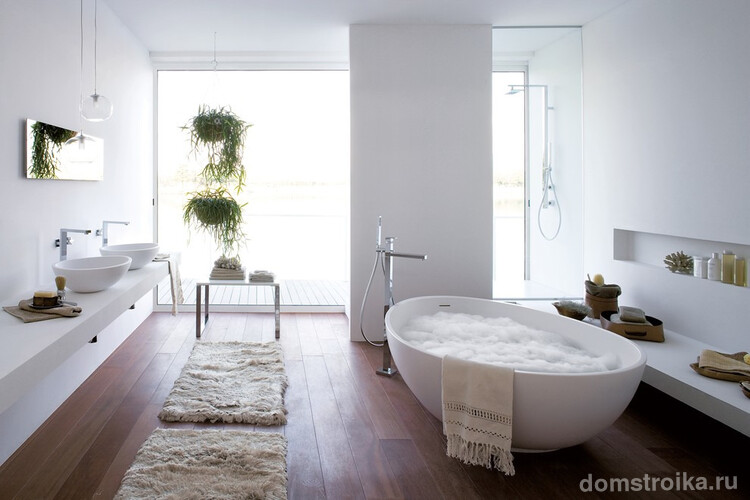 Смеситель с душем для ванной с длинным изливом в интерьере современной ванной комнаты