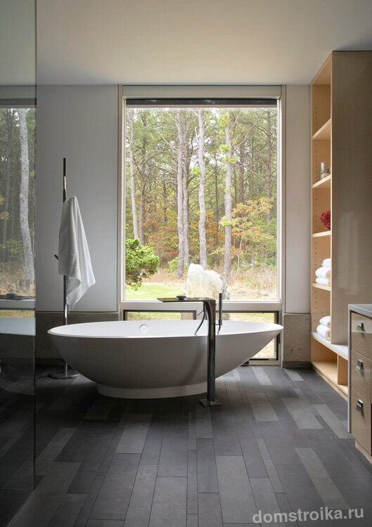 Уютная ванная комната с шикарным видом на лес
