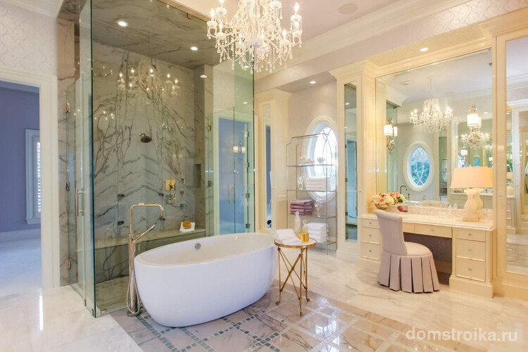 Гармоничное сочетание керамической ванны и смесителя с длинным изливом в классическом интерьере
