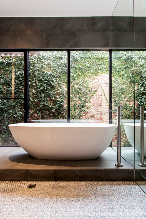Великолепная ванная комната с панорамным окном