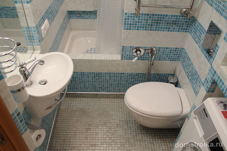 Ванная с плиткой-мозаикой и удобным гигиеническим душем