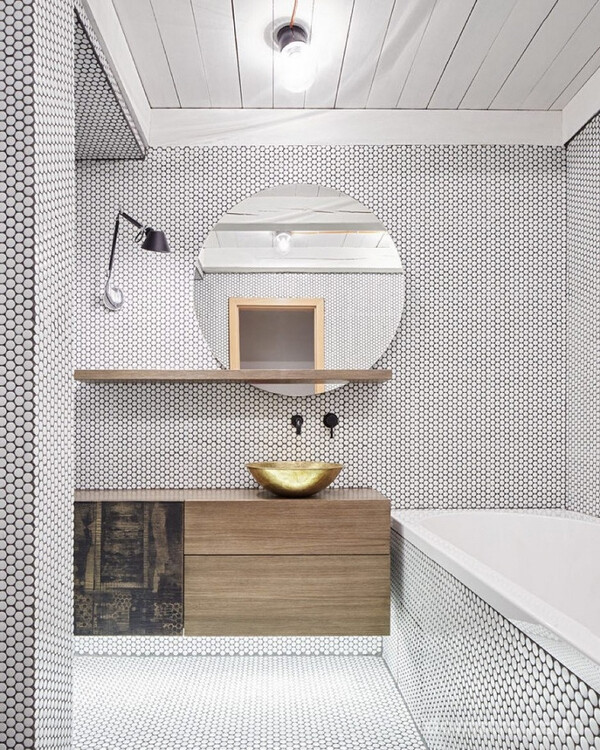 Шестигранная мозаика, украшающая стены, потолок и ванную