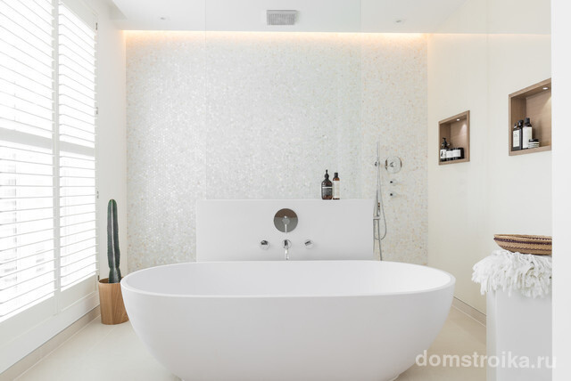 Выделенная стена в ванной комнате белоснежной мозаикой