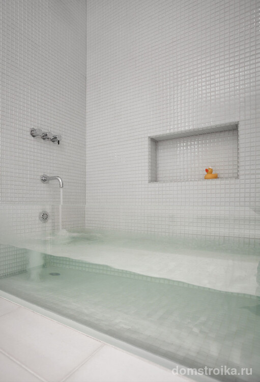 Необычная ванная из стекла подчеркнет стиль светлой ванной комнаты