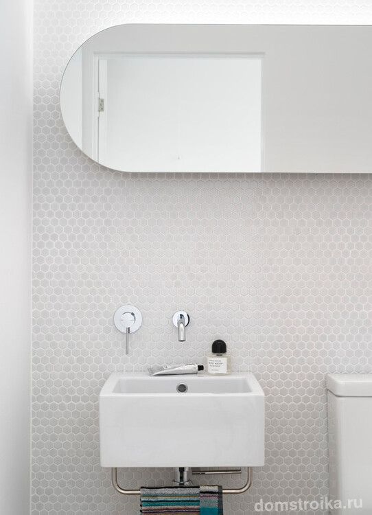 Белая мозаика в ванной: шестигранная мозаика из натурального камня в небольшой ванной комнате
