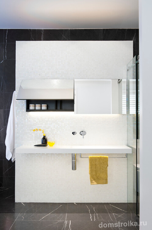Переливающая разными оттенками мозаика украсит перегородку в ванной комнате