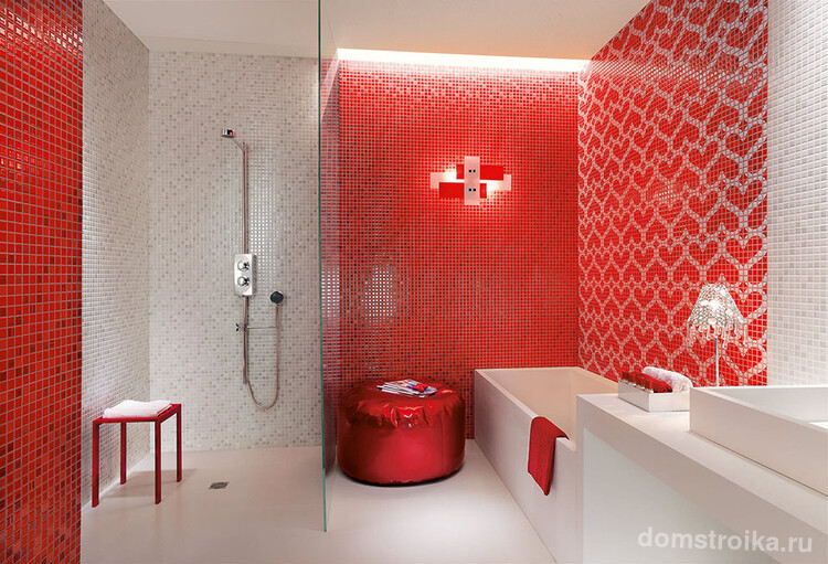 Яркая ванная комната, зонирована оттенками мозаичной отделочной плитки