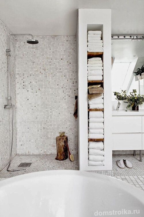 Ванная комната в эко стиле, облицованная светлой мозаикой