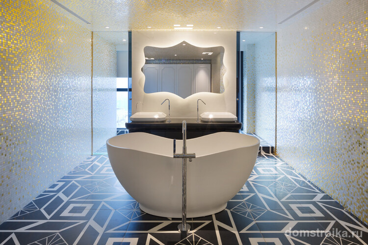 Роскошная ванная комната в стиле модерн с бело-золотой отделкой стен
