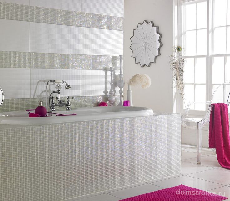 Мозаика даже самых светлых оттенков освежает интерьер ванной комнаты